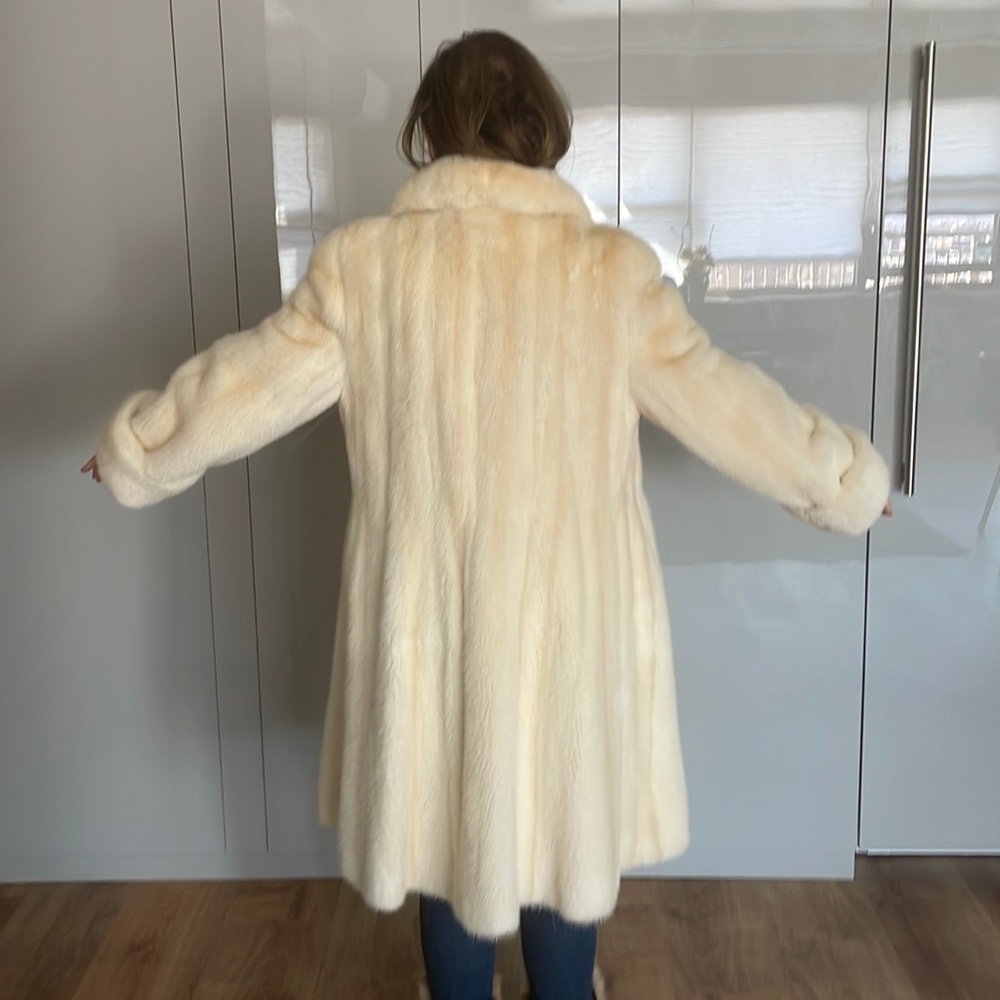 White with gold highlights gorgeous mink coat size 6-8